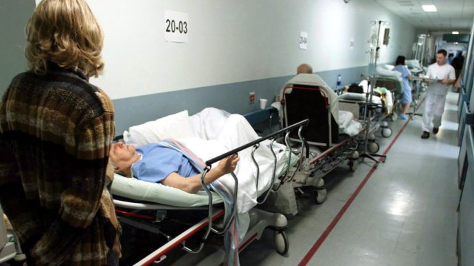 Пациенты в коридорах онтарийских больниц. Вопиющая ситуация