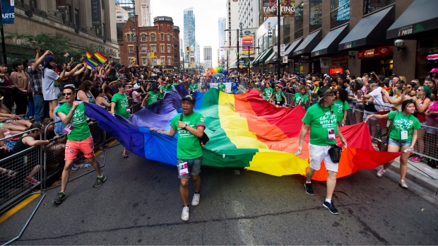 Парад гордости в Торонто несет большие убытки