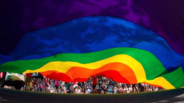 Парад гордости LGBT-общины не пустит полисменов в форме