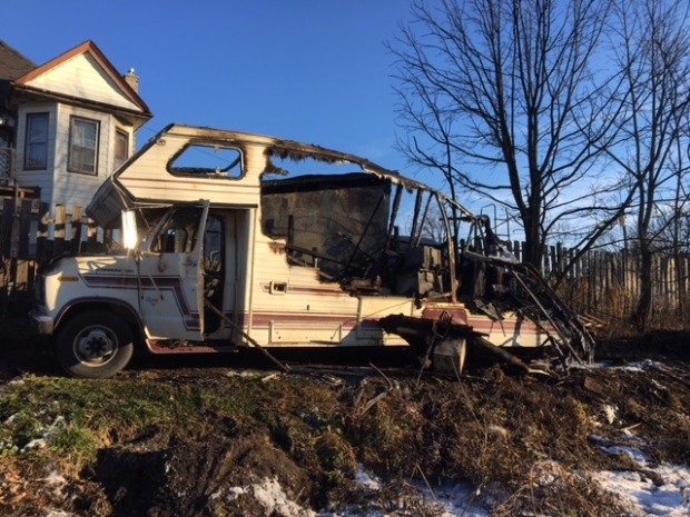 Возможный поджог: пламя уничтожило авто-кемпер в Онтарио