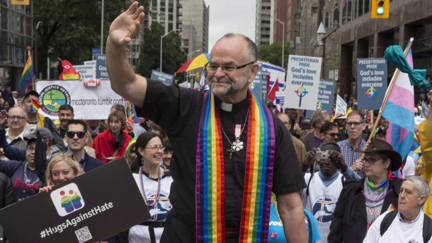 Пастор, женивший геев, ушел на пенсию