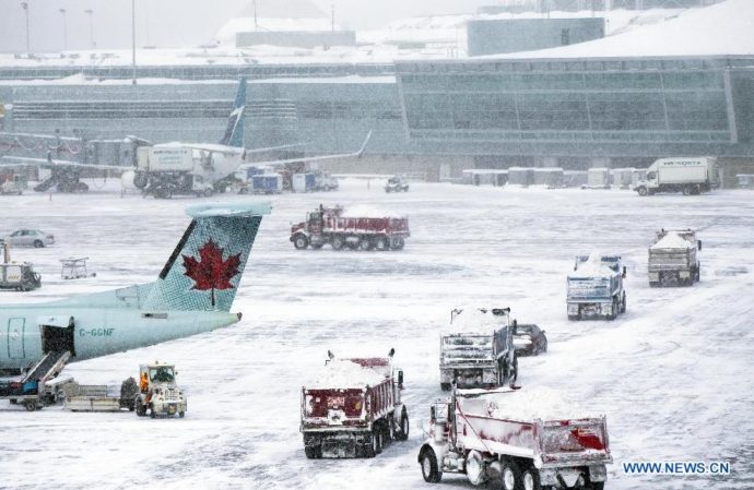 Из-за метели в Торонто отменяются рождественские рейсы