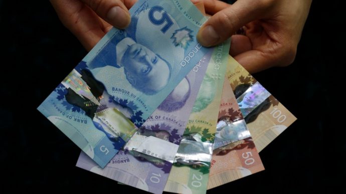 Квебек с мая повышает минимальную зарплату до $12.00 в час
