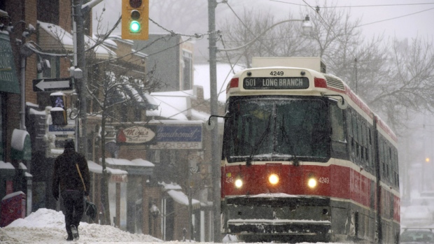 В Торонто в пятницу утром замерзли трамваи