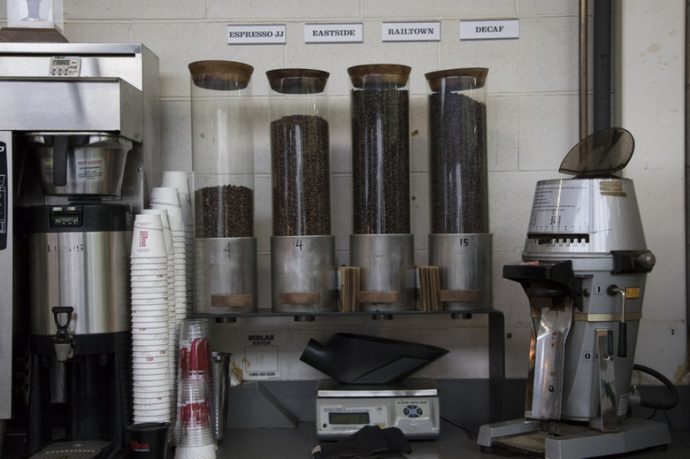 Кофейная компания JJ Bean платит минимум в $14.00 и в Британской Колумбии