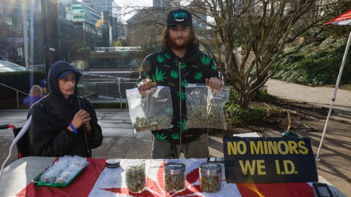 В Ванкувере появились марихуановые лоточники. «Это протест», — говорят они