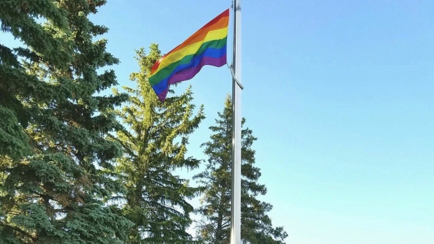 Город в Альберте отказался поднимать над ратушей радужный флаг