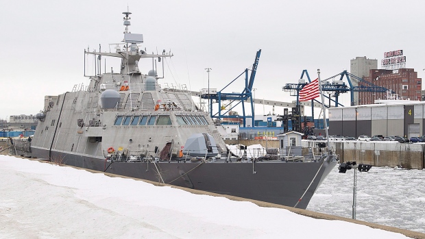 Американский боевой корабль застрял в Монреале из-за льда на реке