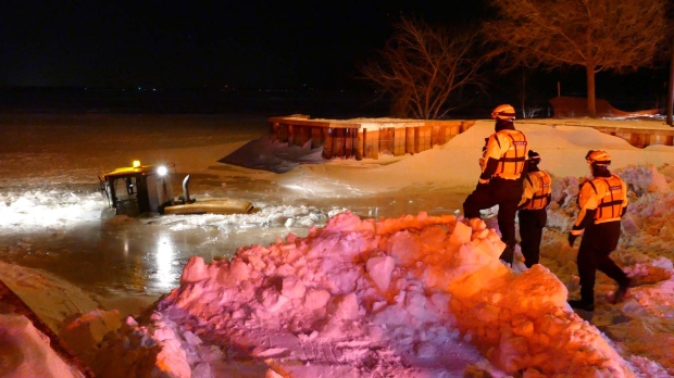 Убиравший в Монреале снег трактор провалился под лед