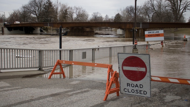 Наводнение в южном Онтарио: еще один город объявил тревогу