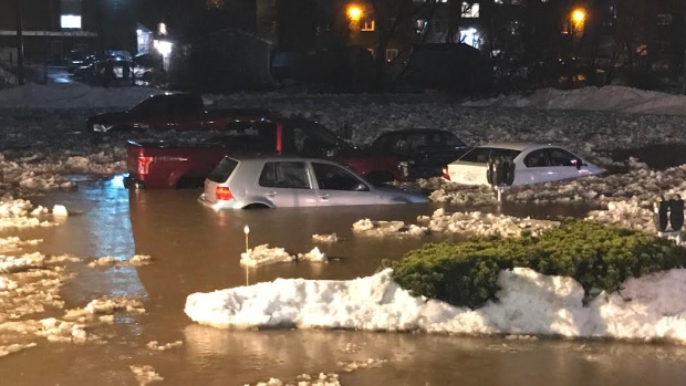 Автомобили вмерзли в лед после наводнения и заморзков