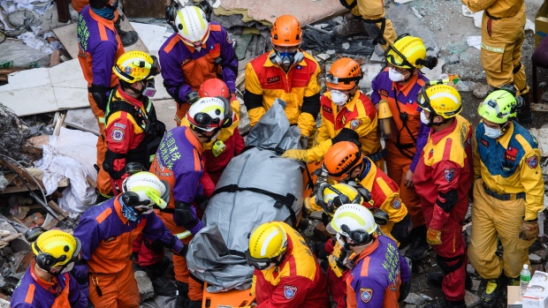 Двое канадцев погибли при землетрясении на Тайване