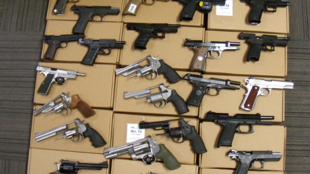 Ружья и пистолеты, в том числе украденные и нелегальные