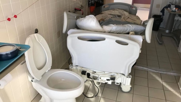 Больничное койко-место… в туалете. И это — в Канаде
