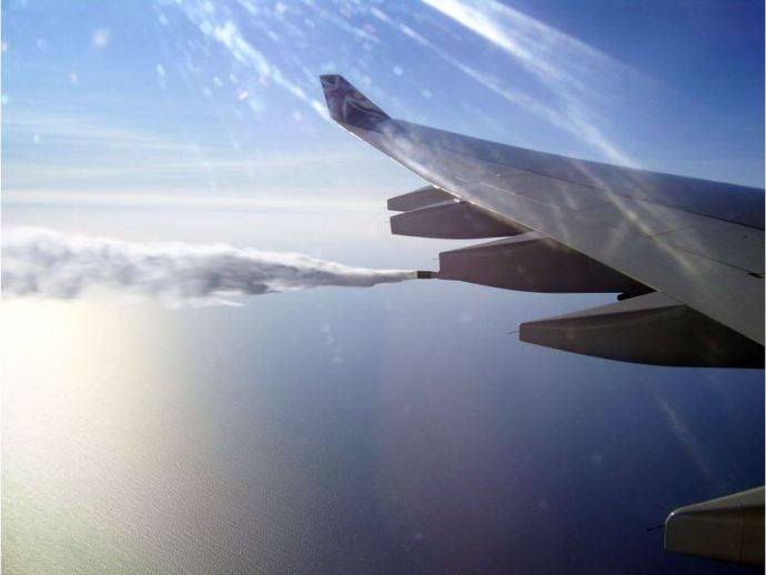 Сотни тонн авиационного топлива сбрасываются на Канаду