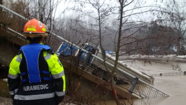 В южном Онтарио из-за наводнения рухнул мост