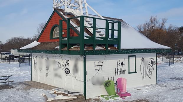 Вандалы разрисовали свастиками и надписью «хайль Гитлер» домик на берегу Онтарио