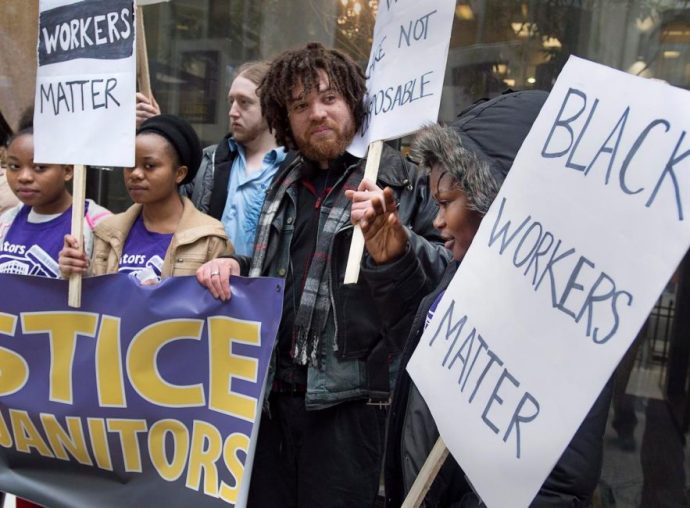 Уволенные чернокожие уборщики обвиняют работодателей в расизме