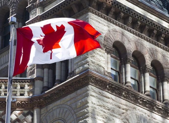 Курс «луни» понизился в связи с решением канадского Центробанка