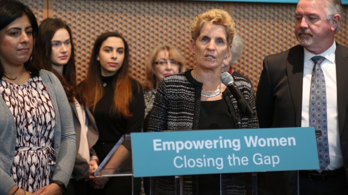 Онтарио обещает устранить неравенство в оплате труда женщин и мужчин