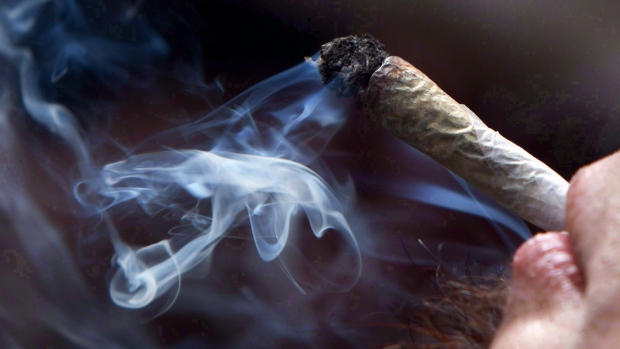 Манитоба запретит курить марихуану на улицах, пляжах и в парках