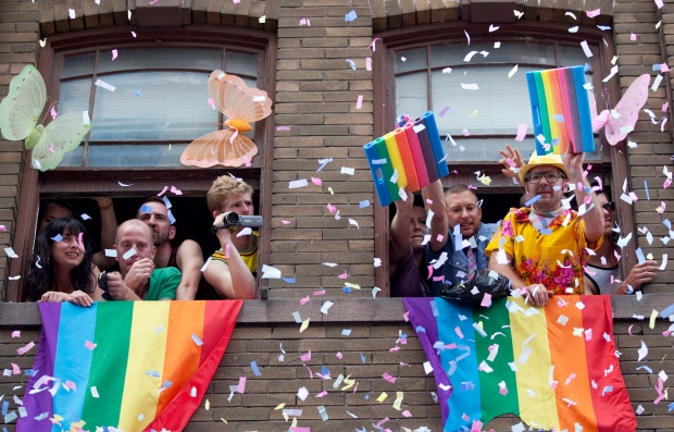 Участники гей-парада собираются придти на него в траурных костюмах