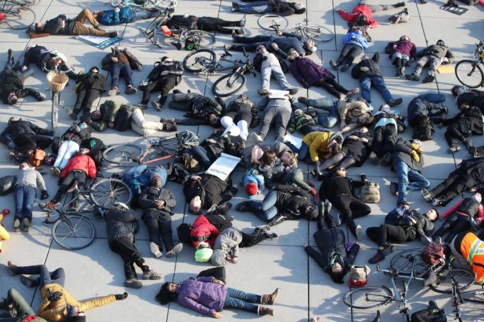 Велосипедисты и пешеходы устроили «демонстрацию умирающих» в Торонто