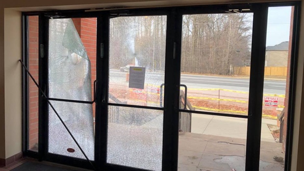 Хулиган разбил стеклянные окна и двери в синагоге в пригороде Торонто