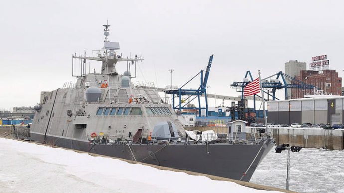 Американский военный корабль вырвался из ледового плена в Монреле