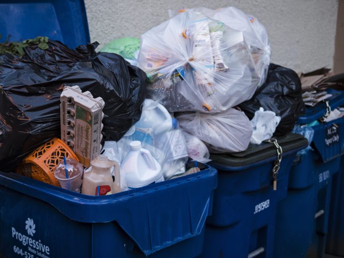 Будете путать мусор, тарифы на его сбор повысятся на 3% в Торонто