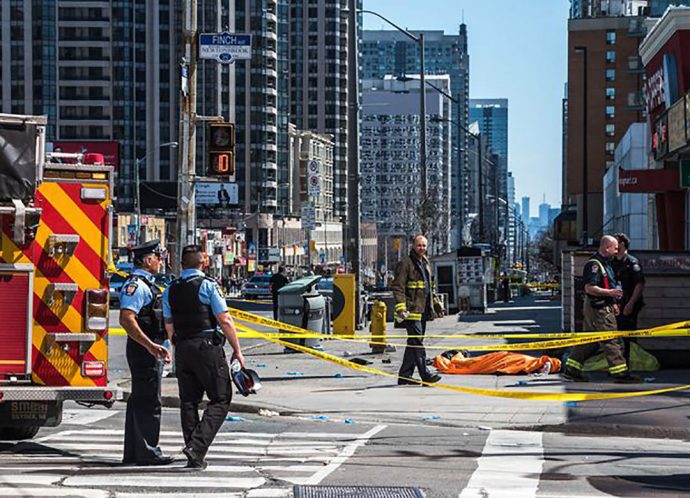 Водителю фургона, сбившего людей на тротуаре в Торонто, предъявлены обвинения