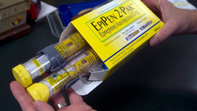 EpiPen по-прежнему в дефиците. Советуют применять даже просроченные препараты