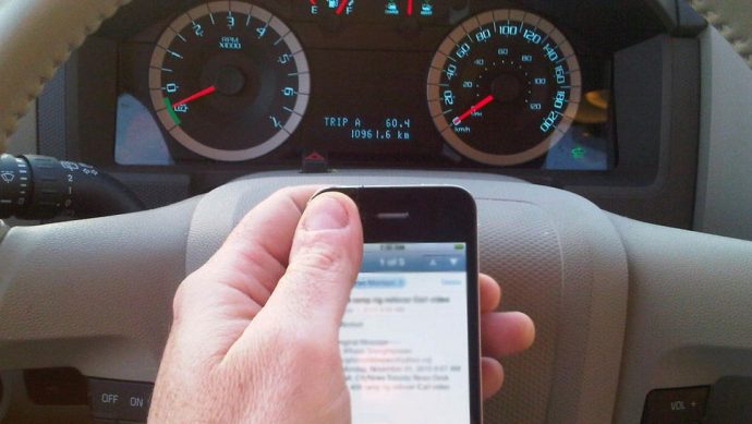 Онтарио ужесточает штрафы за мобильники за рулем