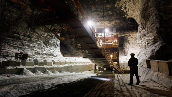 Стачка на шахте, добывающей соль для зимних дорог