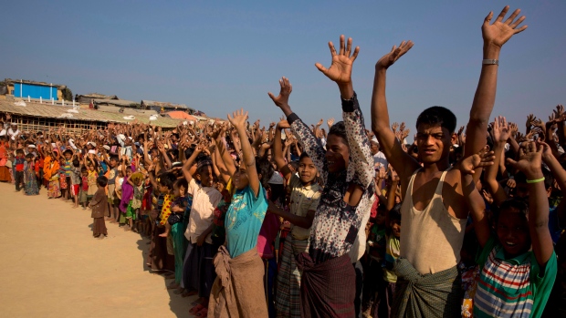 К беженцам-рохинджа канадцы относятся благосклонно, а к нелегалам — нет