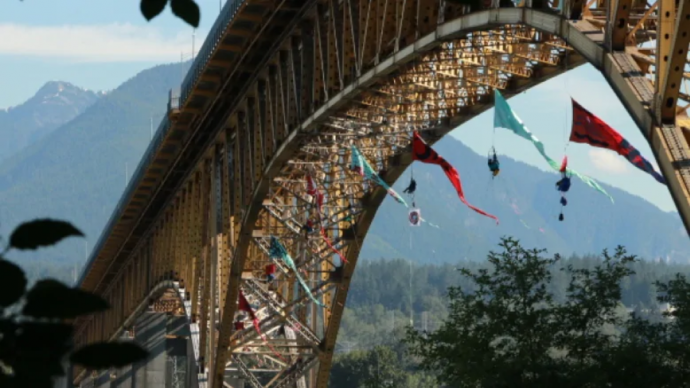 Полиция сняла с канадского моста протестующих гринписовцев