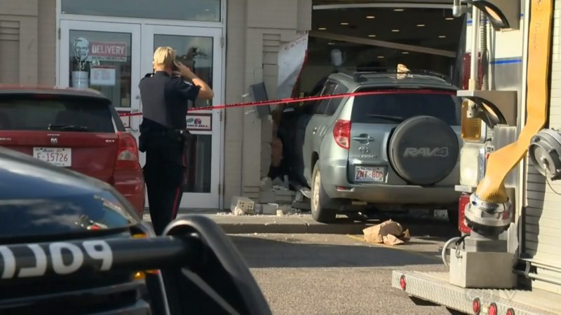 Эдмонтон: внедорожник сбил пешехода и въехал в ресторан