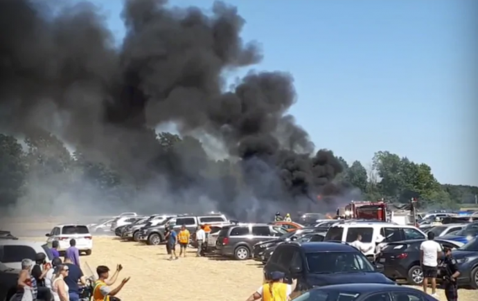 Более трех десятков машин сгорели на лавандовом фестивале в Канаде