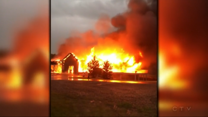 Молния сожгла дом в Альберте