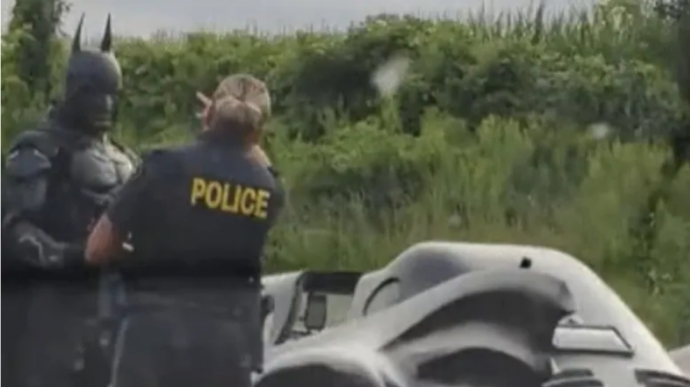 Женщина-полицейский: селфи с канадским Бэтменом