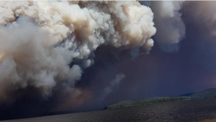 Из-за дыма в Британской Колумбии не могут взлететь и пожарные самолеты
