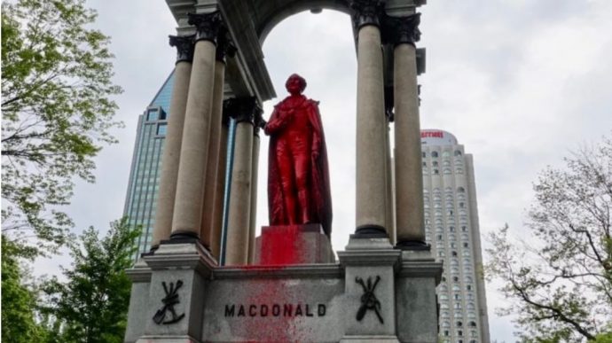 Анти-колониальные вандалы облили краской Макдональдса в Монреале