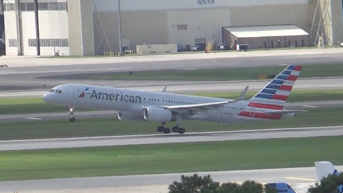 Лайнер American Airlines совершил экстренную посадку в Канаде