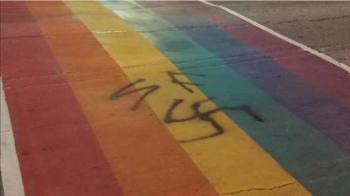 Кто нарисовал свастику в райoне ЛГБТ в Торонто?