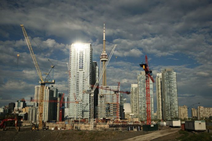 По числу строительных кранов Торонто — первый в Северной Америке