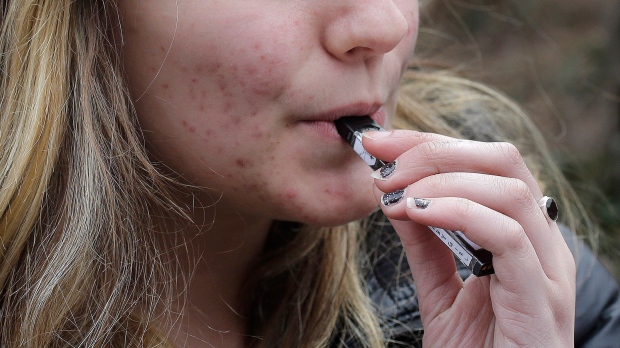 Среди канадцев растет популярность электронных сигарет