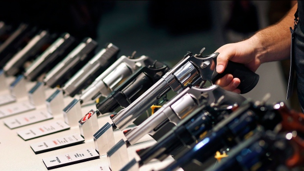 Опрос: более половины канадцев — за запрет пистолетов