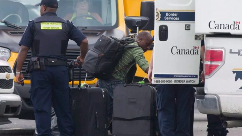 Канада будет высылать больше беженцев-нелегалов