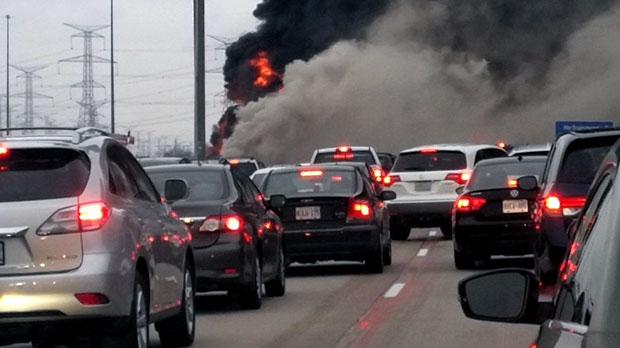 На 407 шоссе погибли люди: авария цистерны с горючим
