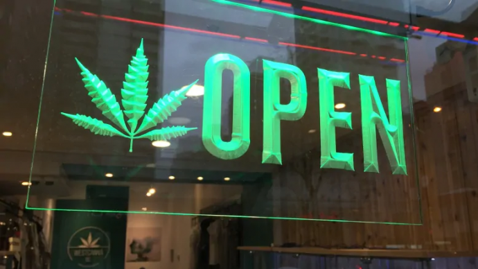 Не открывшиеся в Онтарио марихуановые магазины оштрафованы
